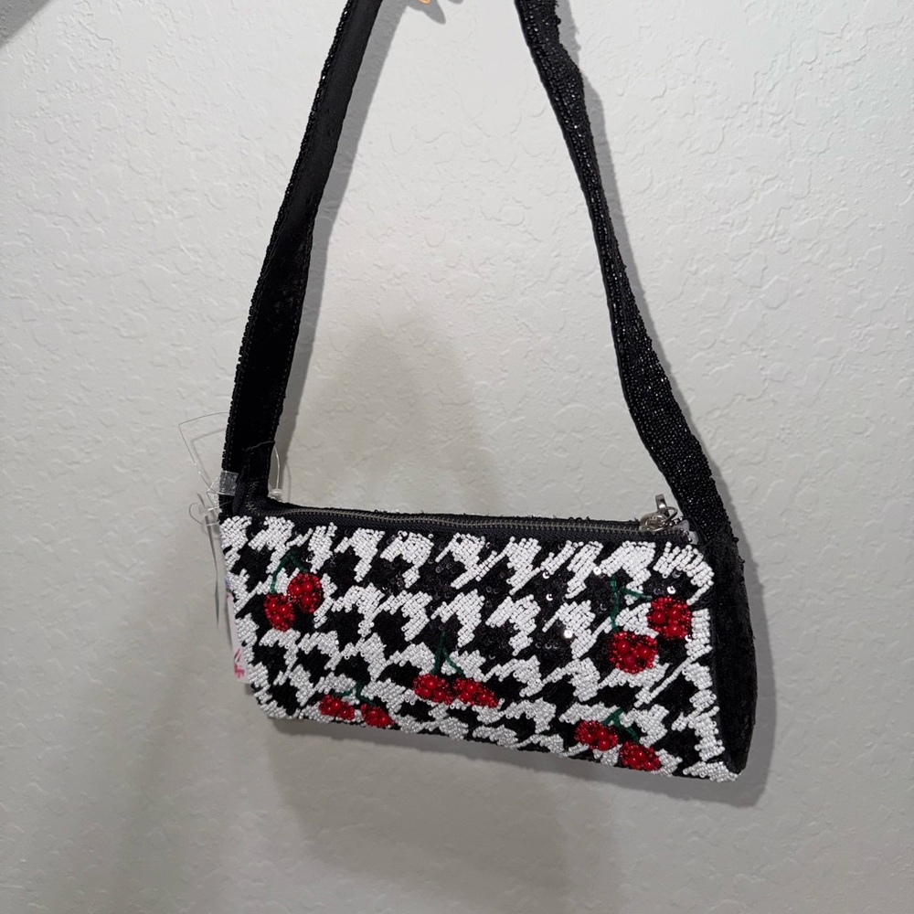 Elegant Black and White Patterned Shoulder Bag with Red Details - Picture 3 of 3